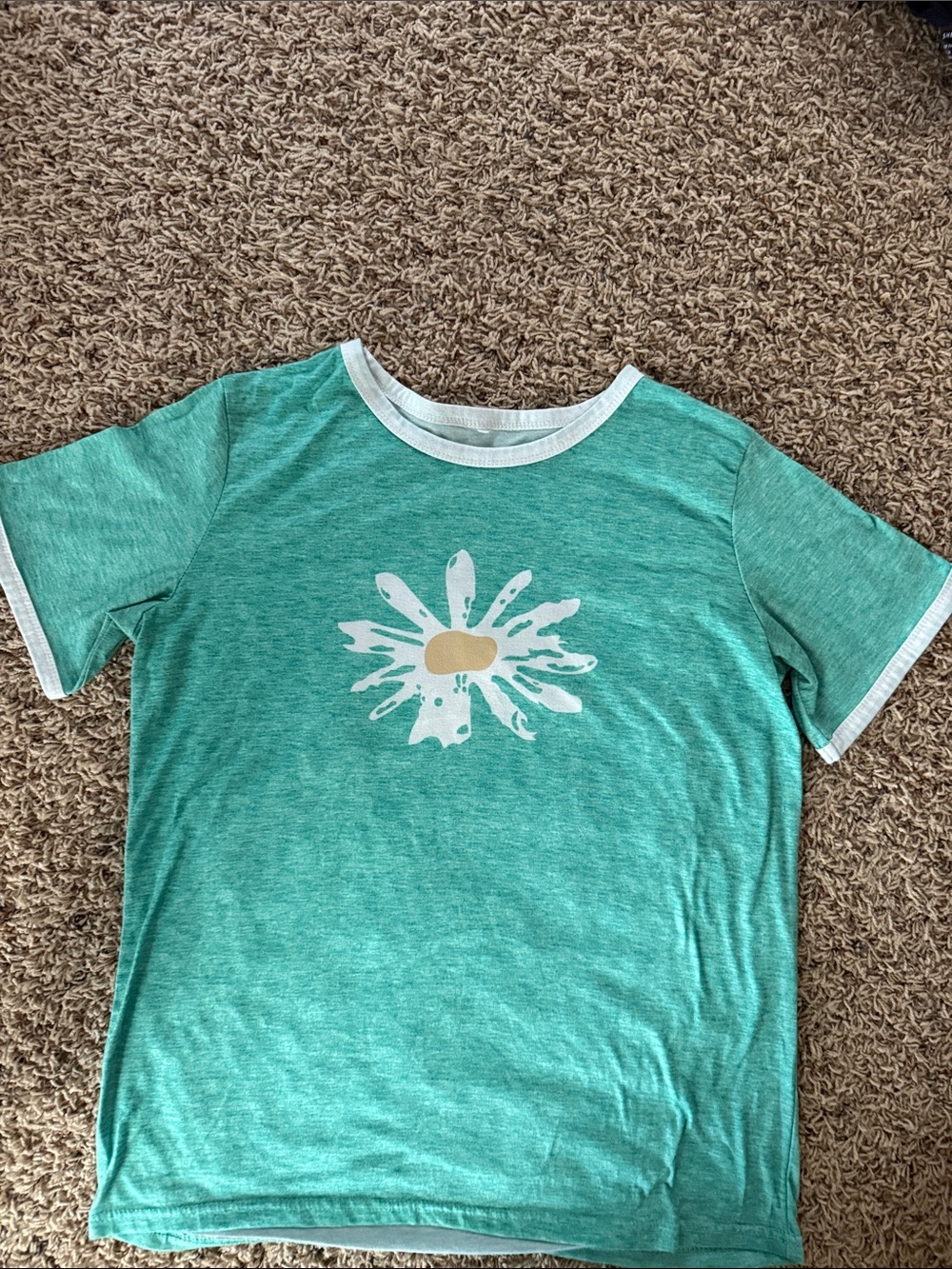 Green Short-Sleeve Tee with Daisy Graphic